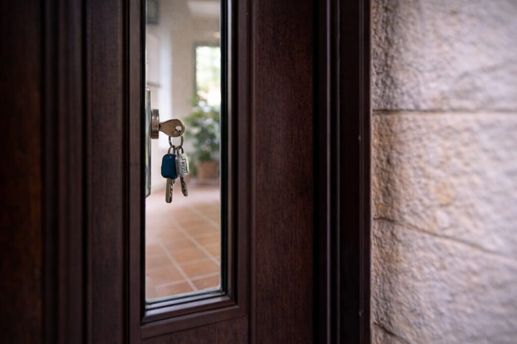 llaves dentro de casa visibles desde fuera en puerta de vivienda en Salou